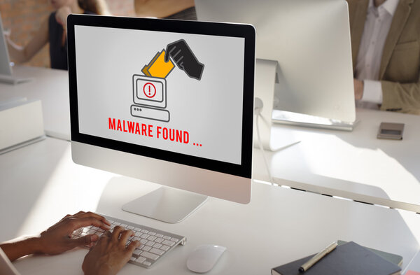 Лицо, работающее с компьютером в офисе
