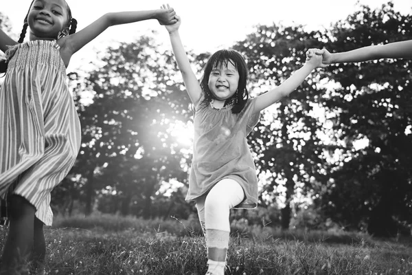 Дети играют на открытом воздухе — стоковое фото