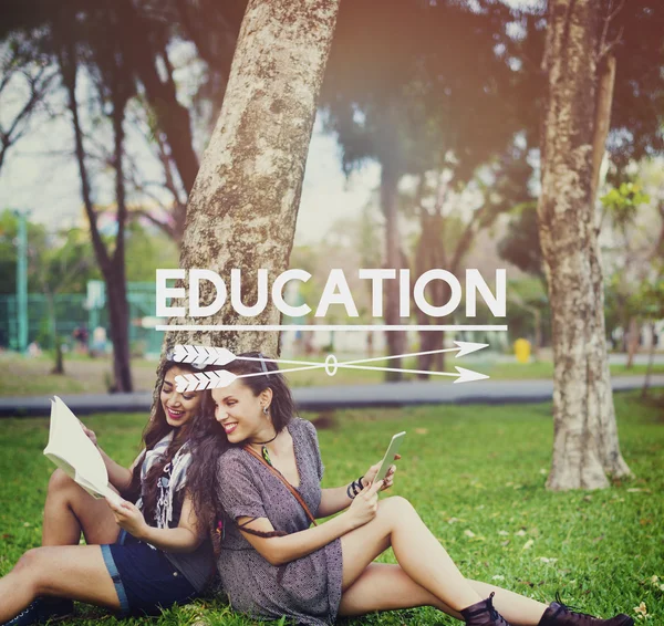 Amigos estudiando en el parque —  Fotos de Stock