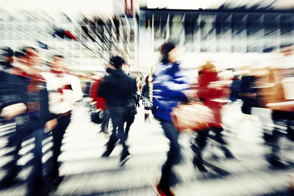 Grande folla che cammina in una città — Foto Stock