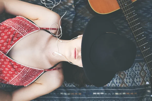 Mulher ouvindo música e sonhando — Fotografia de Stock