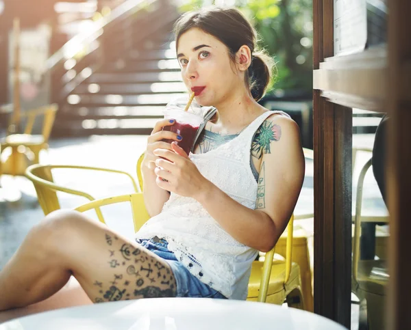 Mujer Beber bebidas en la cafetería — Foto de Stock