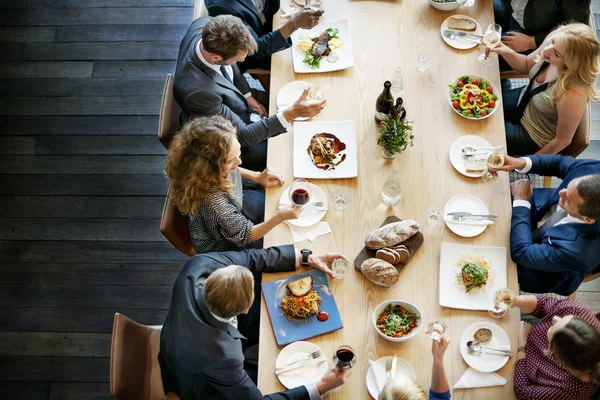 Pessoas de negócios almoçando — Fotografia de Stock