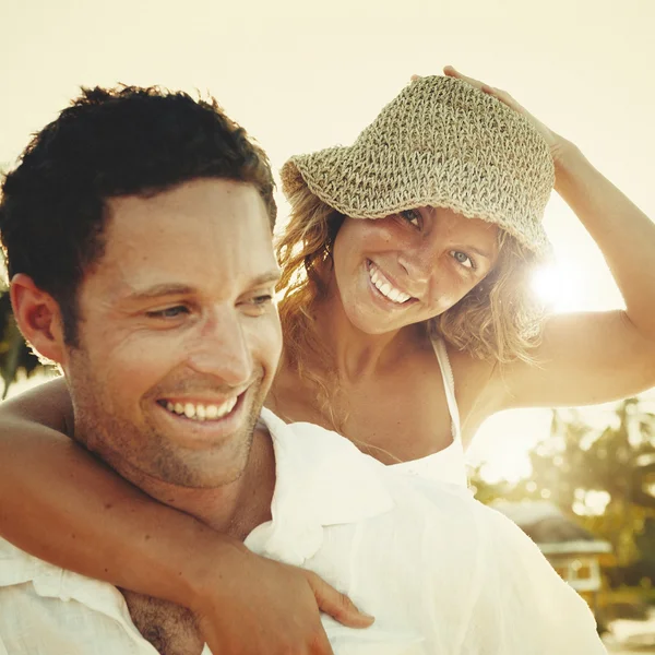 Couple relaxant sur la plage. — Photo