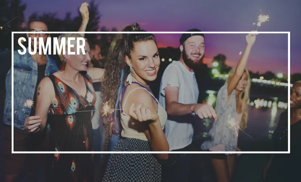 Dışarı asılı açık havada partide arkadaşlar