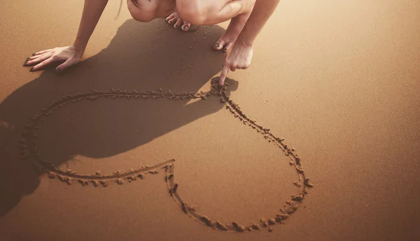 Femme dessin sur sable — Photo