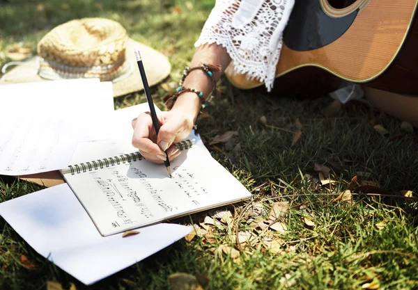 Песни Girl Musician Writing — стоковое фото