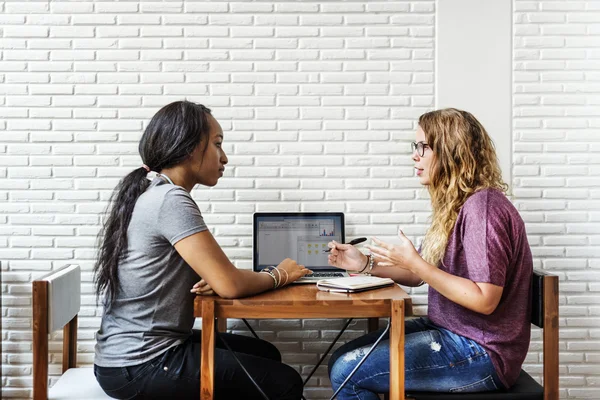 Teman bekerja dan mendiskusikan ide-ide — Stok Foto