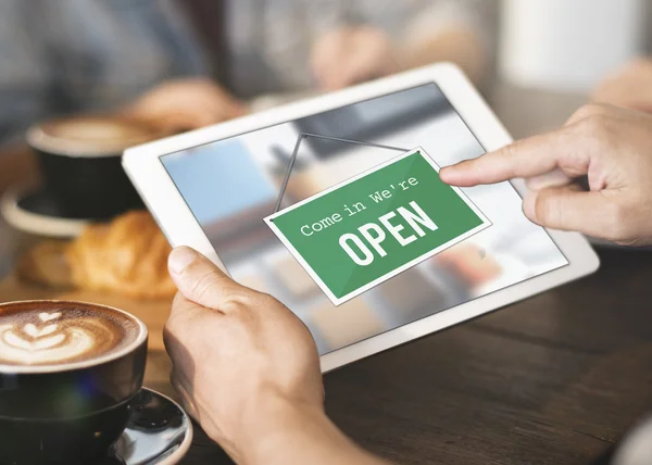 Vrouw zitplaatsen in café met Tablet — Stockfoto