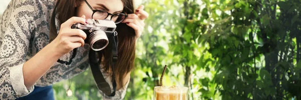 Tiro Fotógrafo menina com câmera — Fotografia de Stock