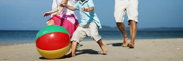 Familia jugando con pelota de playa — Foto de Stock