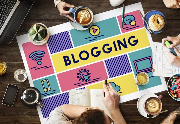 Tabela com cartaz com Blogging — Fotografia de Stock