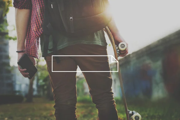 Man som håller skateboard — Stockfoto