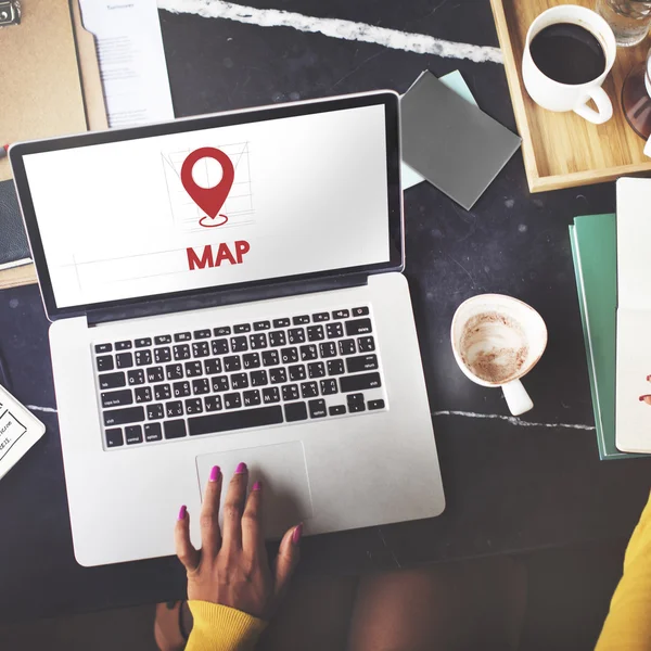 Laptop klavyesinde yazan kişi 