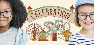 Gülümseyen iki sevimli kız