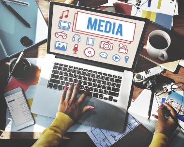 bilgisayar ile çalışan kadın