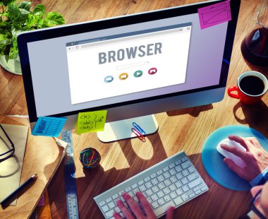 Bilgisayar klavyesinde yazan adam