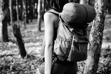 kadın ormanda yürüyüş