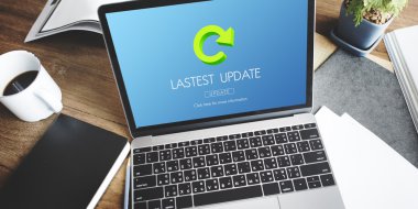 masa üstünde laptop açık 