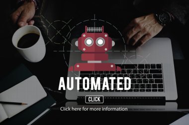 Laptop klavyesinde yazan kişi 