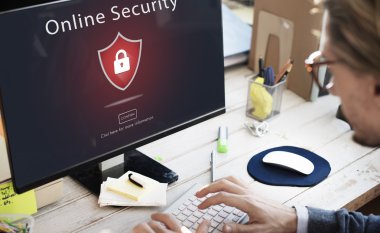 Ofiste çalışan bilgisayar adamla