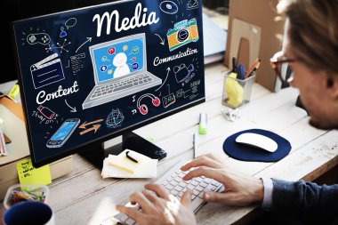 Ofiste çalışan bilgisayar adamla