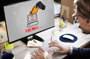 Ofiste çalışan bilgisayar adamla