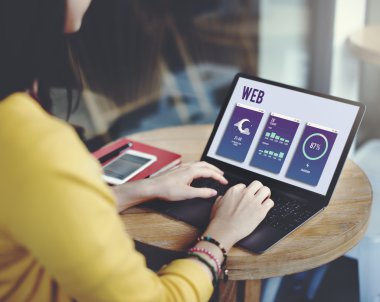 Dizüstü bilgisayarla çalışan kadın