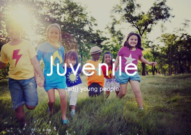 Çocuklar dışarıda oynuyor.