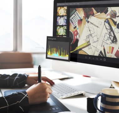 bilgisayar Office ile çalışan kişi