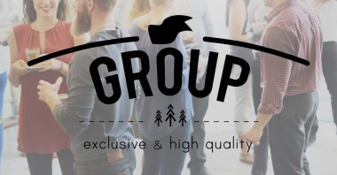 Partide konuşan insanlar