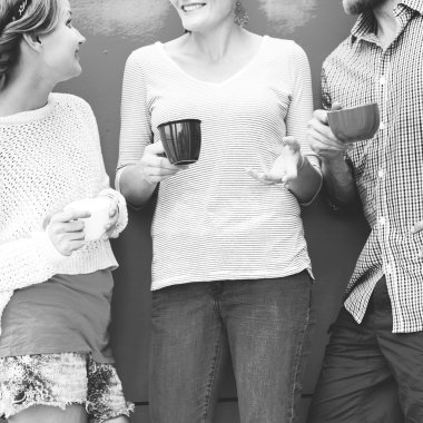 insanlar konuşmak ve içki partisinde