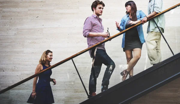 Krásné přátelé stál na schodech — Stock fotografie