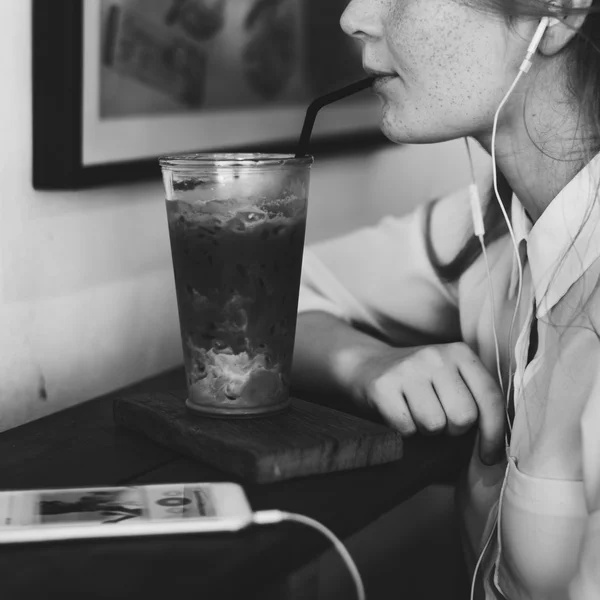 Gadis minum minuman di kafe — Stok Foto