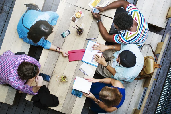 Vrienden Vergader- en bespreken van ideeën — Stockfoto