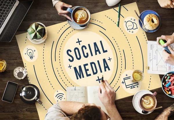 Tavolo con poster con Social Media — Foto Stock