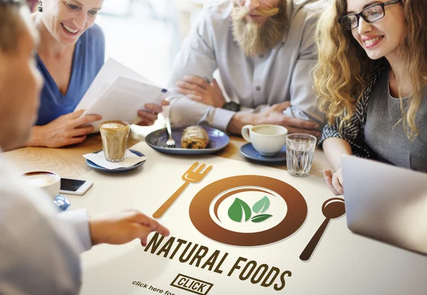 Pessoas discutindo sobre Alimentos Naturais — Fotografia de Stock