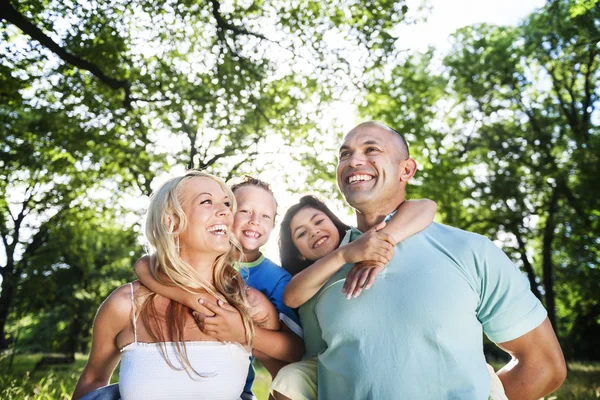 Family playing and walking Outdoors — Stock fotografie