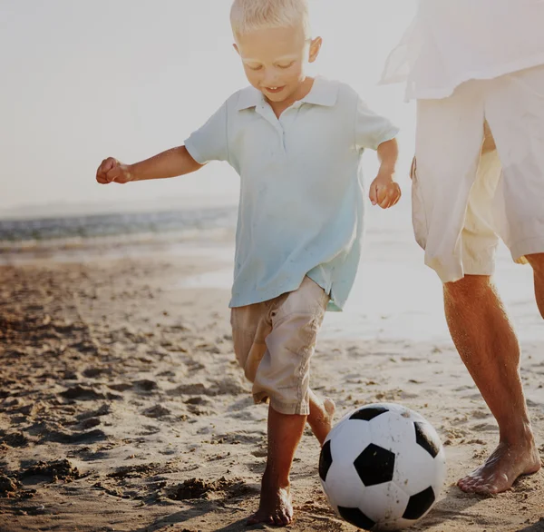 Far med son på stranden — Stockfoto