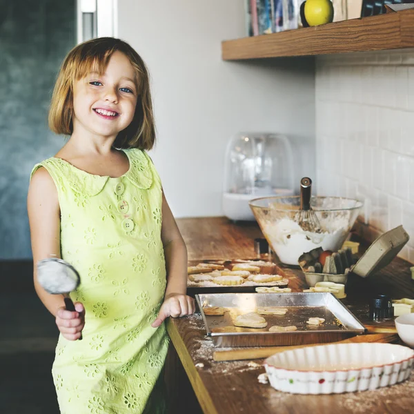 Lilla flickan att göra cookies — Stockfoto
