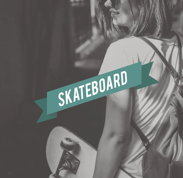 Vrouw met skateboard op achtergrond — Stockfoto