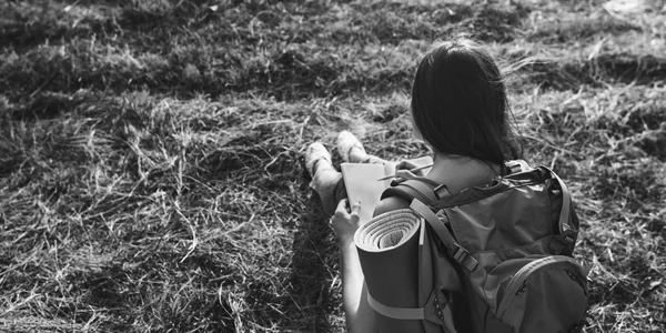 Κορίτσι backpacker που ταξιδεύουν μόνοι — Φωτογραφία Αρχείου