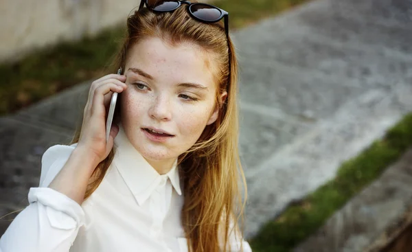 Menina bonita falando no telefone — Fotografia de Stock