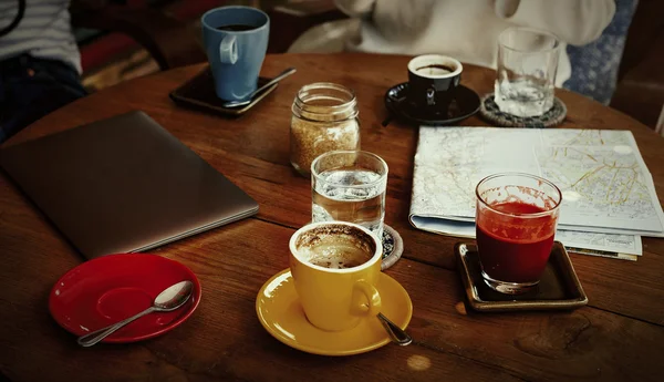 Amigos bebendo café no bar — Fotografia de Stock