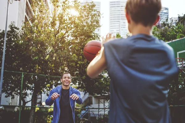 Sportsman tanítás fiú játék kosárlabda — Stock Fotó
