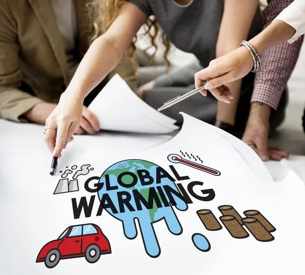 Designer che lavorano con poster e Global Warming — Foto Stock