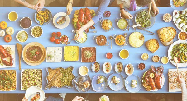 Amigos comendo para grande mesa — Fotografia de Stock