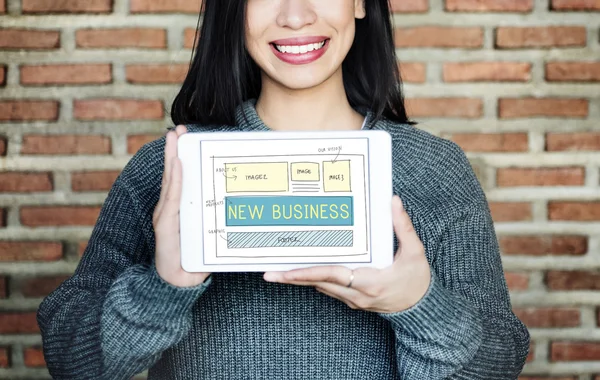 Portret van een vrouw met tablet pc — Stockfoto