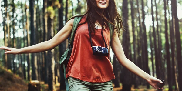 Meisje reizen met camera — Stockfoto