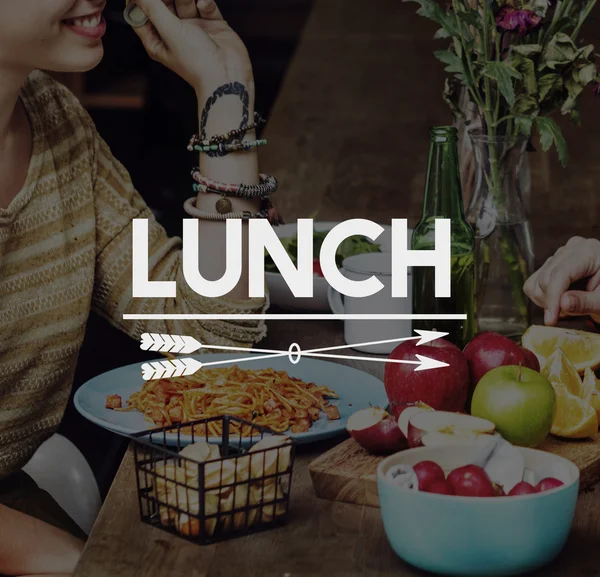 Vrouw eten lunch — Stockfoto